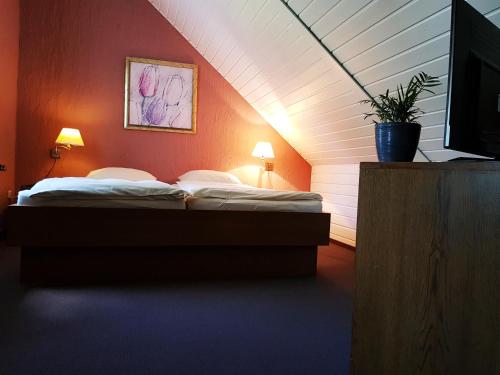 A bed or beds in a room at Hotel Restaurant Jägerhof