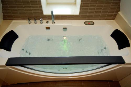 A bathroom at Hotel Aux Beaux Rivages En Gaume