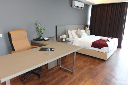 Ένα ή περισσότερα κρεβάτια σε δωμάτιο στο Nexus Business Suite Hotel