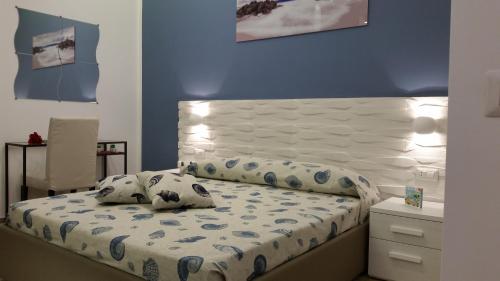 un letto con due cuscini sopra in una camera da letto di La Mongolfiera a Napoli