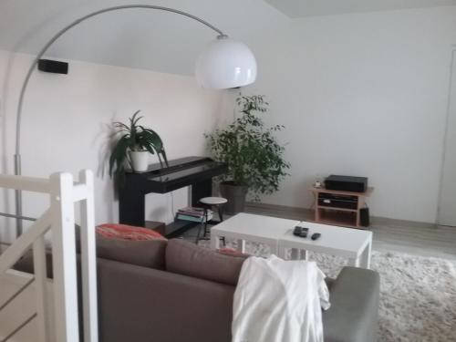 un salon avec un canapé et une table dans l'établissement chambre et salon vidéo, à Marzy