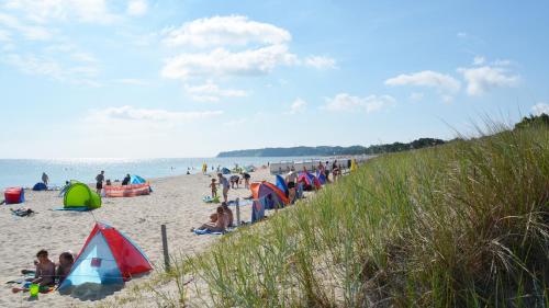 a group of people on a beach with tents at Ferienhaus Seepferdchen in Baabe