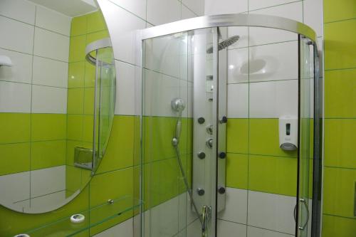 Koupelna v ubytování Adonis City Hotel
