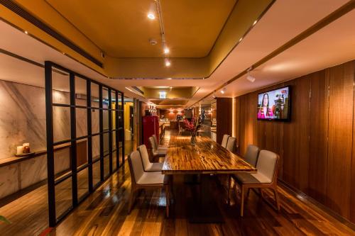 Una televisión o centro de entretenimiento en inhouse Hotel