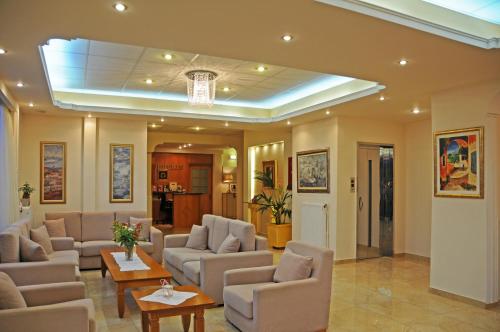 Gallery image of Hotel Taxiarhis in Loutra Killinis