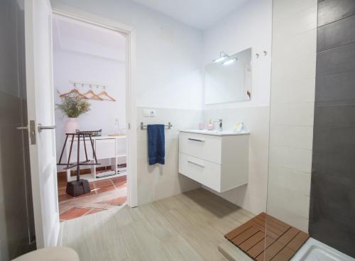 une salle de bain blanche avec un lavabo et une douche dans l'établissement Finca Hoya del Pozo, à Telde