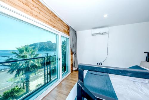a room with a view of the ocean at Jeju Aurum in Seogwipo
