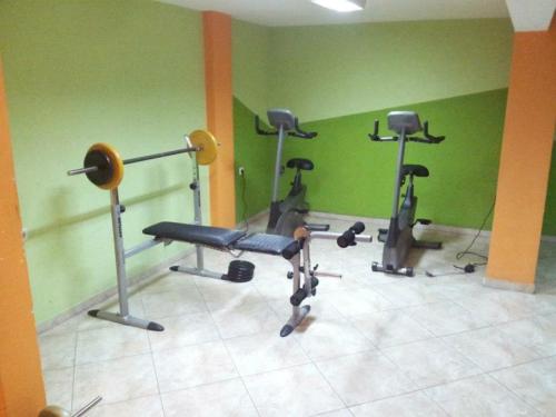 een fitnessruimte met vier hometrainers in een kamer bij Hotel Triumph in Nova Zagora