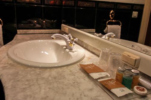 Ένα μπάνιο στο Hostal Goya Suites