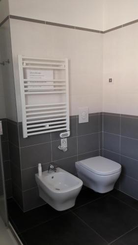 a bathroom with a white toilet and a sink at Casa Battisti in Pero