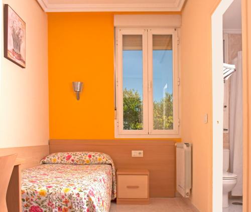 1 dormitorio con cama y ventana en Pension Europa en Irún