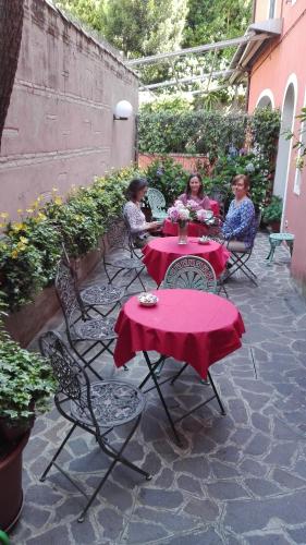a group of people sitting at tables in a patio at Art Hotel Al Fagiano in Padova