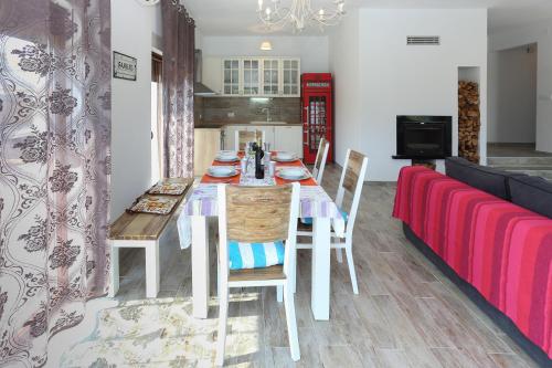 Kuchyň nebo kuchyňský kout v ubytování Villa Longfield-private heated pool, sauna, air-conditioned