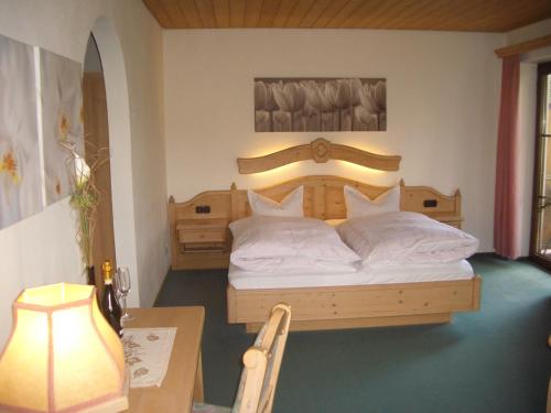Postel nebo postele na pokoji v ubytování Hotel Bergblick