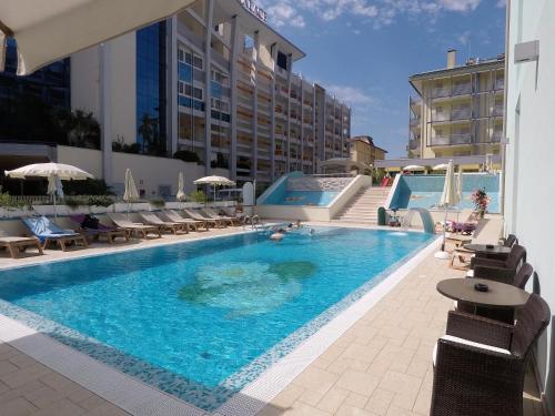 Swimming pool sa o malapit sa Hotel Ca' D'Oro