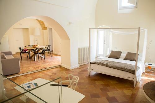 マテーラにあるLa Corte Dei Cavalieriのベッドルーム1室(ベッド1台付)、ダイニングルーム(テーブル付)