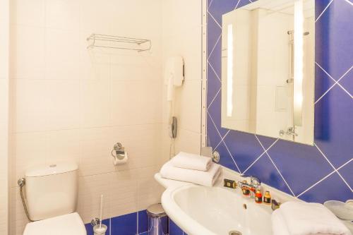 a bathroom with a sink, toilet and bathtub at MPM Hotel Arsena - Ultra All Inclusive in Nesebar