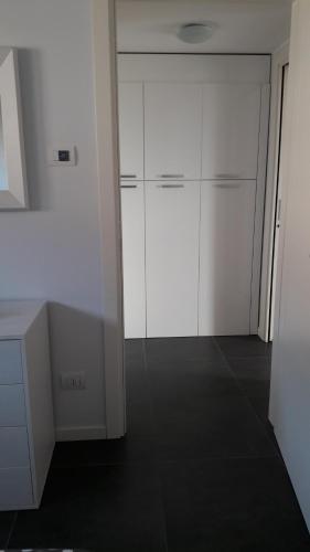 an empty room with white cabinets in a room at Casa Battisti in Pero
