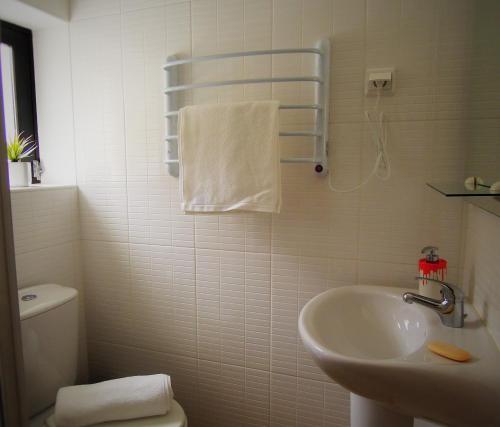 アルベルガリア・ア・ヴェーリャにあるCasa do Professorの白いバスルーム(洗面台、トイレ付)