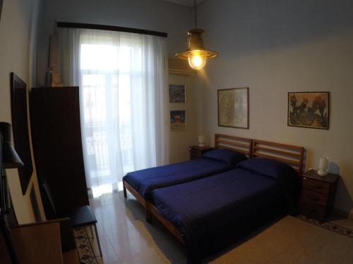 パレルモにある4Youのベッドルーム(青いベッド1台、窓付)