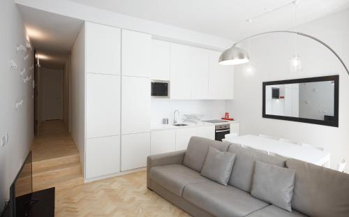 een woonkamer met een bank en een wastafel bij City Stays Sé Apartments in Lissabon