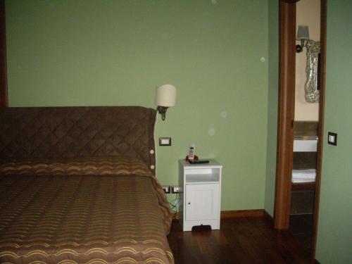 a bedroom with a bed and a table with a lamp at Agriturismo Il Borgo Degli Ulivi in Roseto degli Abruzzi