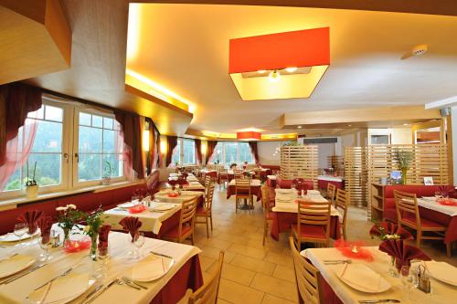 A restaurant or other place to eat at Albergo Cavallino Bianco