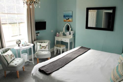 Una cama o camas en una habitación de The Lorna Doone Hotel