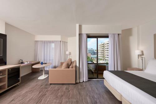 una habitación de hotel con una cama y un escritorio en Meliá Palma Marina, en Palma de Mallorca