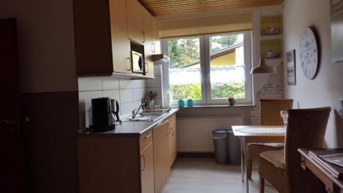 een keuken met een wastafel en een raam bij Ferienwohnung Weiser in Cuxhaven