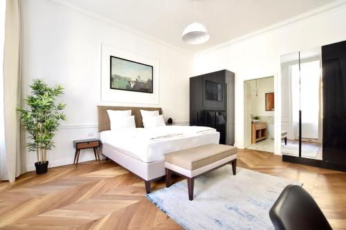 ブダペストにあるLuxury Apartment by Hi5 - Bazilika Suiteの白いベッドルーム(ベッド1台、テーブル付)