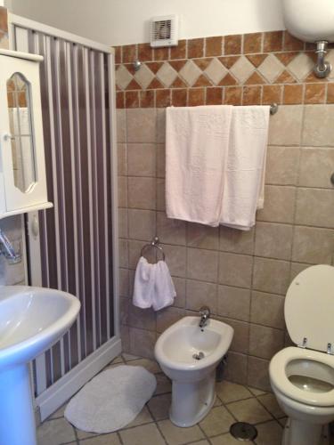 uma casa de banho com um WC e um lavatório em B&B La Casa Vecchia em Gallo