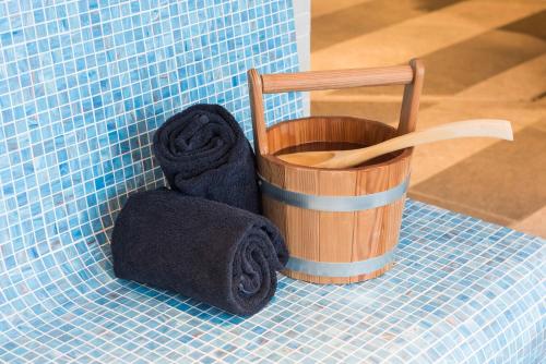 een badkamer met 2 handdoeken en een vuilnisbak bij Htel Serviced Apartments Amstelveen in Amstelveen
