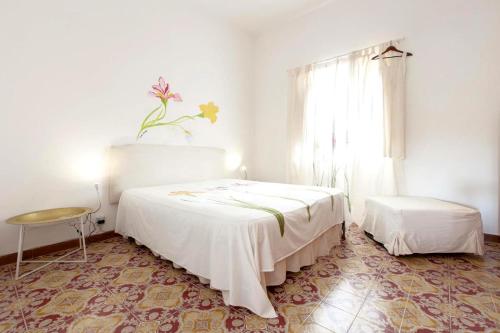 オストゥーニにあるVilla Relaxのベッドルーム1室(ベッド1台、テーブル、窓付)