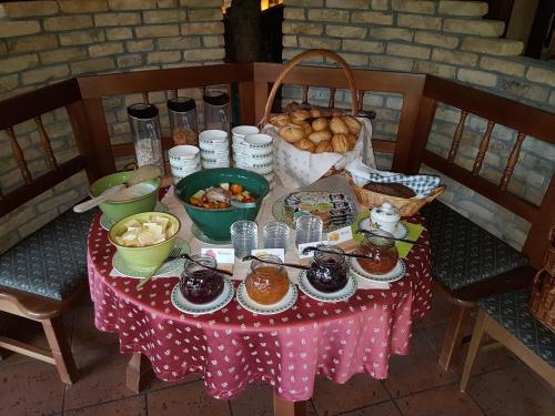 a table with a pink table cloth with food on it at Landgasthof Trattnig in Schiefling am See