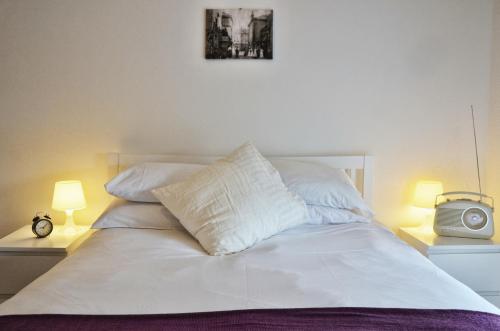 Cama o camas de una habitación en The Crown Rooms Newmarket