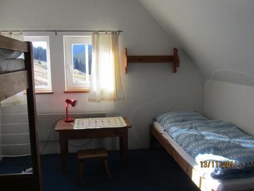 מיטה או מיטות בחדר ב-Horská Chata U Básníka