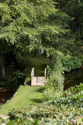 a wooden bench in the middle of a garden at Margretetorps Gästgifvaregård in Hjärnarp