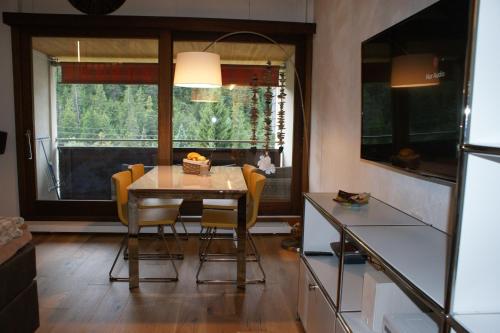ラアにあるLaax-Relaxのキッチン(テーブル、椅子付)、窓