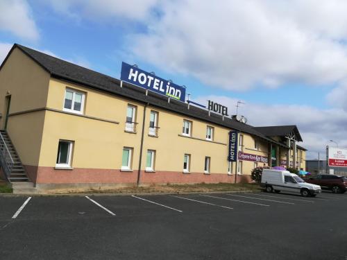 a hotel with a car parked in a parking lot at Hotel Inn Design Issoudun in Issoudun