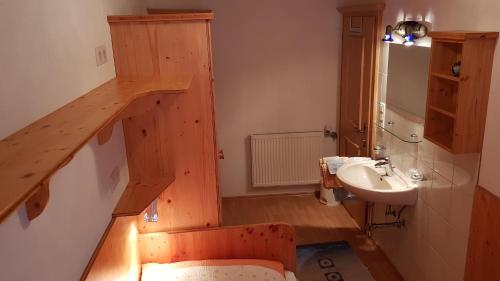 łazienka z umywalką oraz schody z umywalką w obiekcie Haus Jeannette w mieście Zellberg