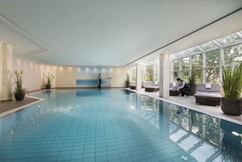 สระว่ายน้ำที่อยู่ใกล้ ๆ หรือใน Maritim Hotel Würzburg