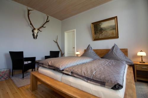 a bedroom with a bed and a desk and a chair at Kiek mol in in Grömitz