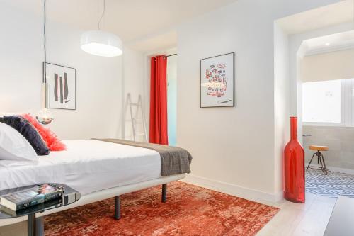 a bedroom with a bed and a red vase at HABITAKA, Hogares de paso in Vitoria-Gasteiz