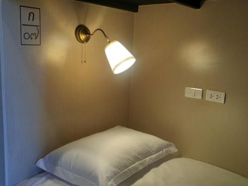Una cama o camas en una habitación de Rowhou8e Hostel Hua Hin 106