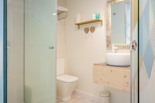 a bathroom with a toilet and a sink and a shower at HABITAKA, Hogares de paso in Vitoria-Gasteiz