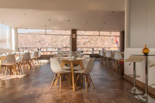 Um restaurante ou outro lugar para comer em Wayqey Hotel