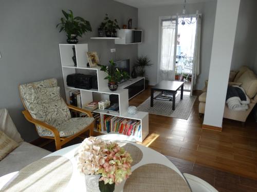 salon z kanapą i stołem w obiekcie Apartamento Zurbarán w mieście Irún