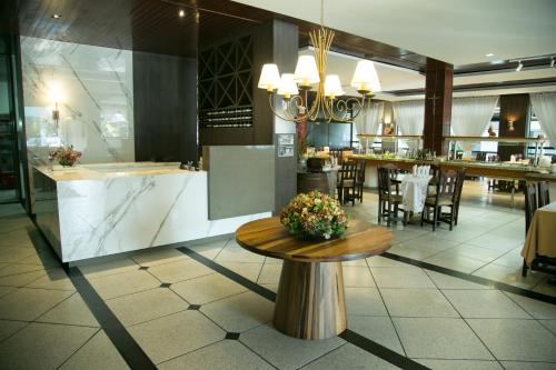 克里西烏馬的住宿－阿波羅十六世酒店，餐厅里摆放着鲜花