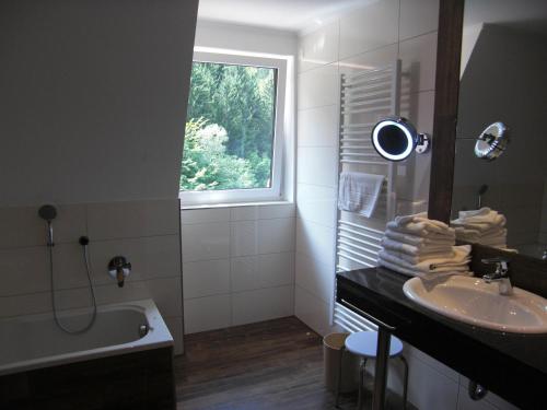 A bathroom at Wald-Hotel Heppe